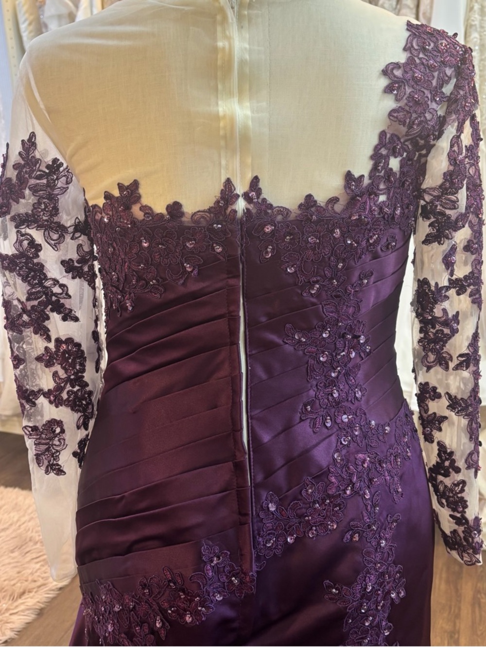 Elegant Plum Lace-Appliqué Evening Dress - Picture 5 of 10